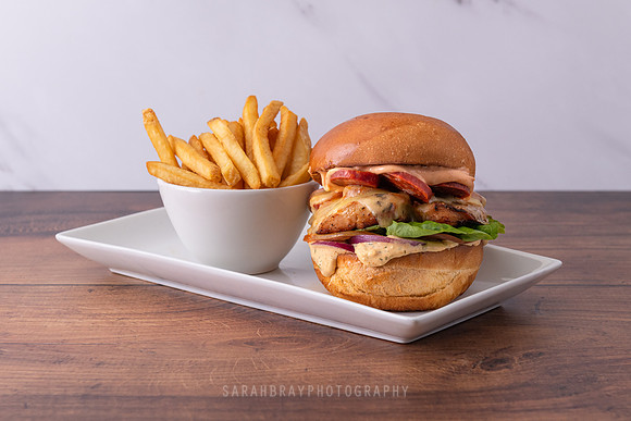 Deliveroo_Burgers_CajunChickenBurgerAndFries