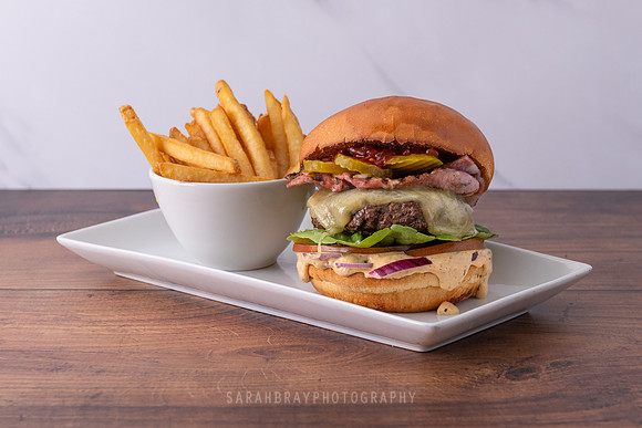 Deliveroo_Burgers_SignatureBeefBurgerAndFries