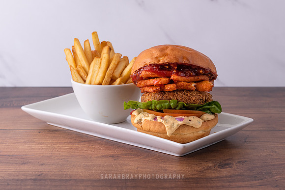Deliveroo_Vegan:VeggieBurgers_HalloumiBurgerAndFries